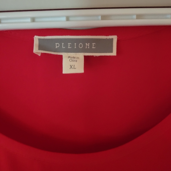 Red flowy top - Picture 3 of 4